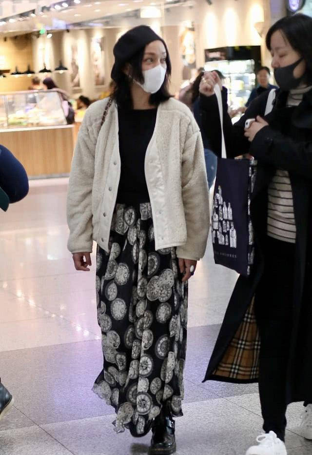 仙女|周迅机场又作妖，裹着毛巾就为了保暖，根本顾不上好看不好看