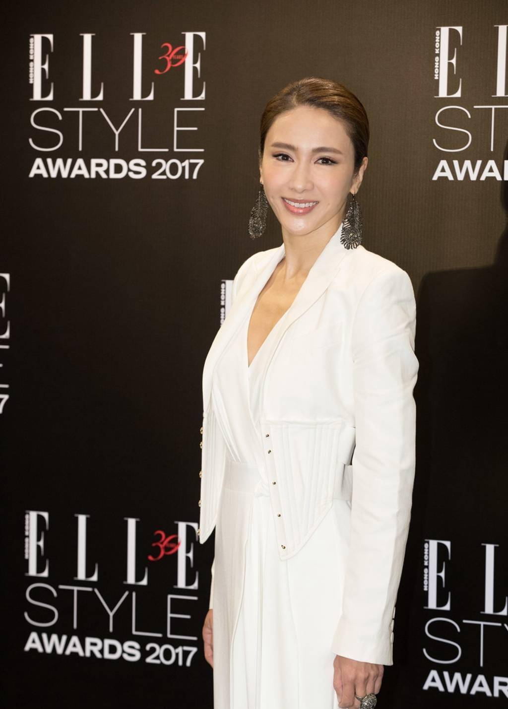 领带|黎姿还是那么惊艳,穿S码礼裙勒出“空竹腰”,肤质紧得让人羡慕