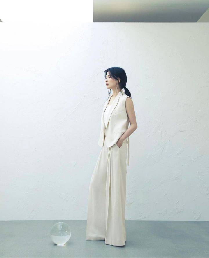 广告|公司里若有这么美的女主管，每天都想去上班！宋慧乔示范干练优雅的职场穿搭