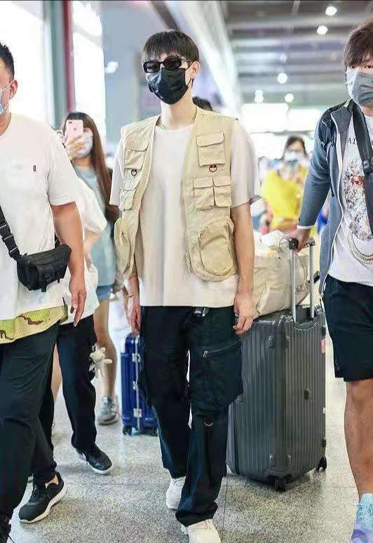 马甲|陈飞宇改中国籍后首次露面，打扮清爽被簇拥装高冷，仨助理排场大