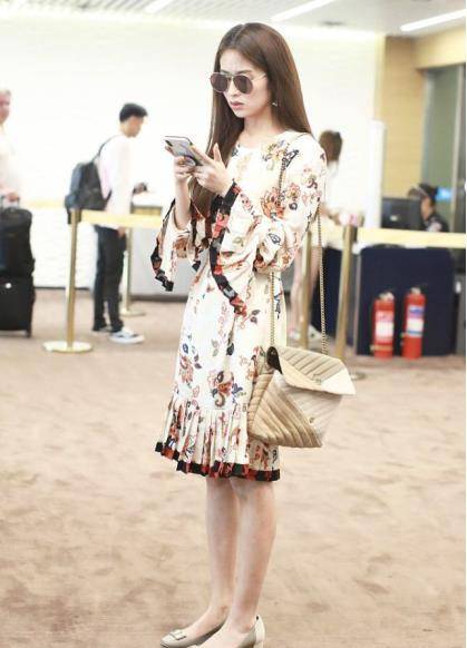 设计|颖儿身材真是恰到好处，穿V领礼服肋骨明显，曲线越瘦气场越犀利