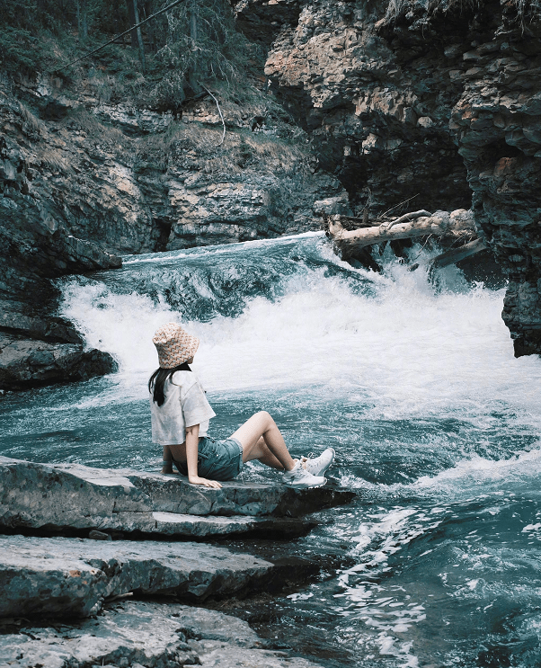陈赫|陈赫前妻不愧是模特,短上衣配牛仔裤就穿成风景,远看还似小姑娘