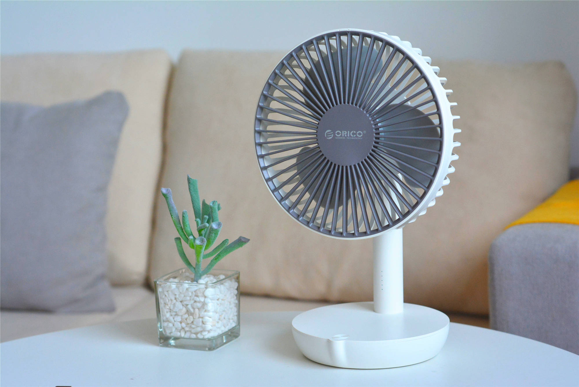 国产推出"充电宝"小风扇:5档位调节,能给手机充电