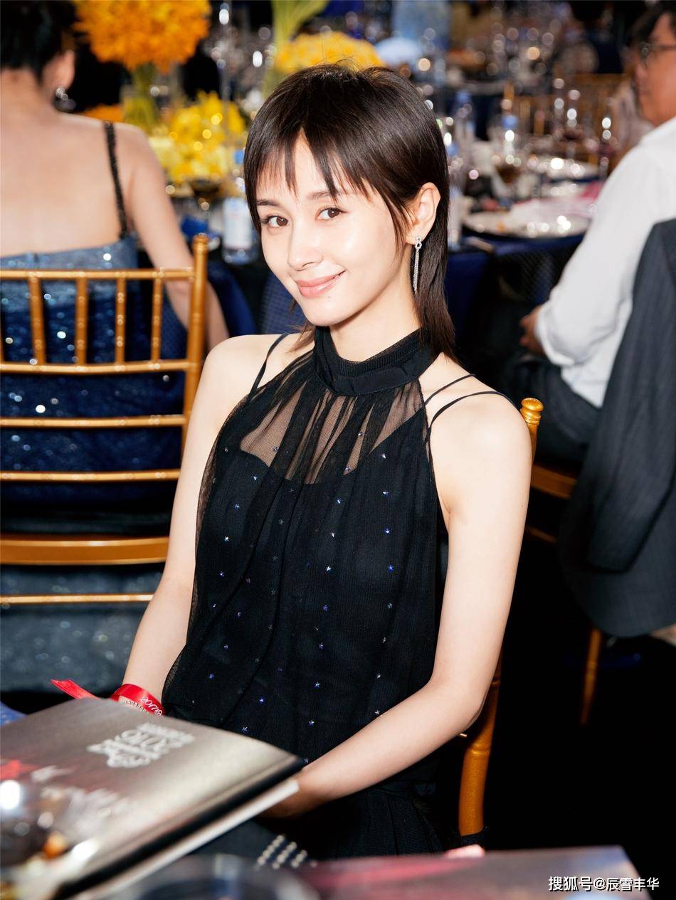 黑色|学王子文穿一身黑色，T恤配“薄纱”印花裙，全黑造型一点不沉闷