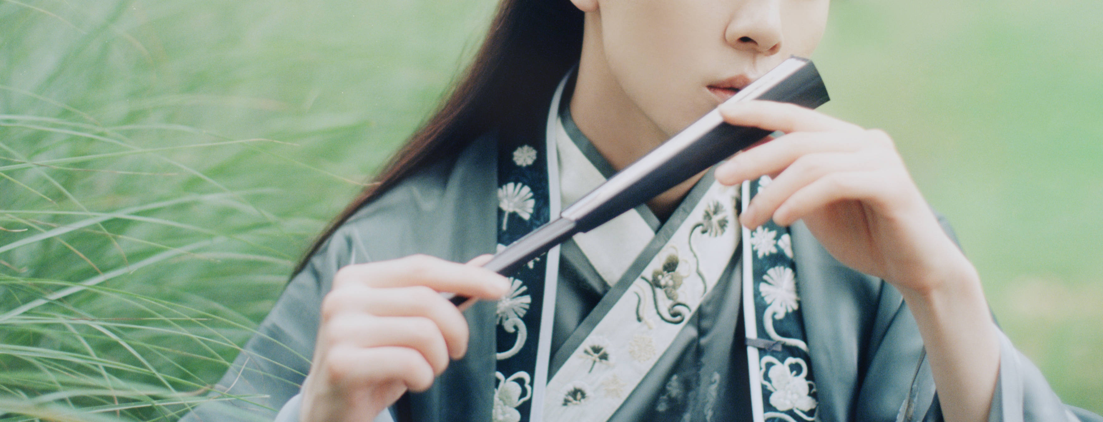 李佳琦拍古风大片 穿绿色衣衫撑油纸伞显帅气俊朗