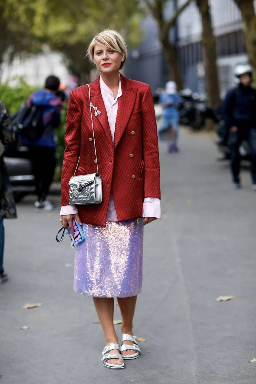 服装|张馨予穿拼接外套走机场!短发配渔夫帽,九分裤腰上别两条白毛巾