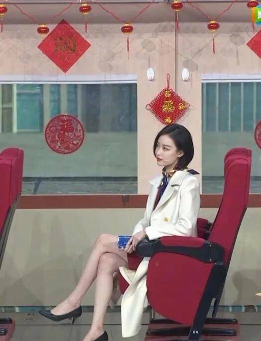 周冬雨|春晚明星穿一溜红，周冬雨故意穿芭比粉裙，倪妮一袭白大衣完胜