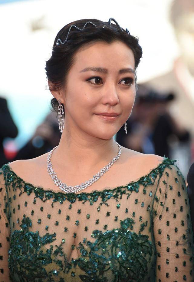 颜色|郝蕾的身材挺有内容，穿着紧身的网纱裙就要包不住了，越看越精彩