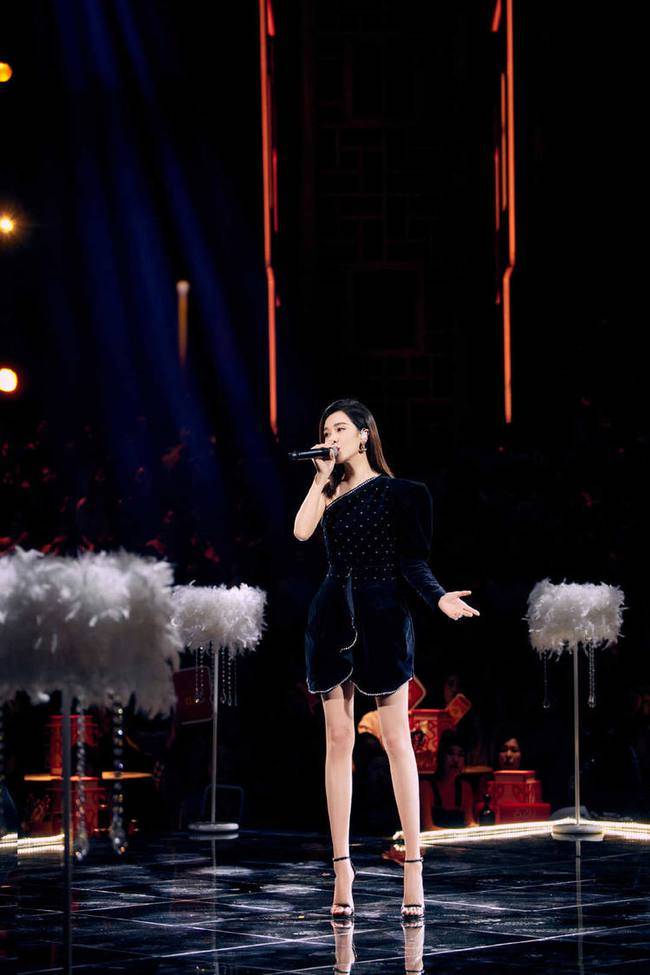 条纹|郁可唯人到中年,短发搭配毛衣意外减龄又时髦!