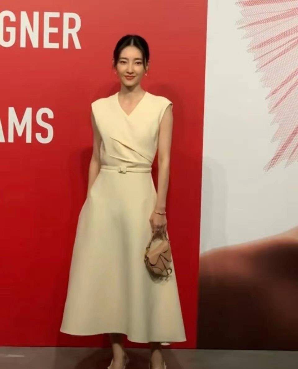 活动|王丽坤品牌活动生图美上热搜,一袭小白裙清新文艺,燕子包太抢镜