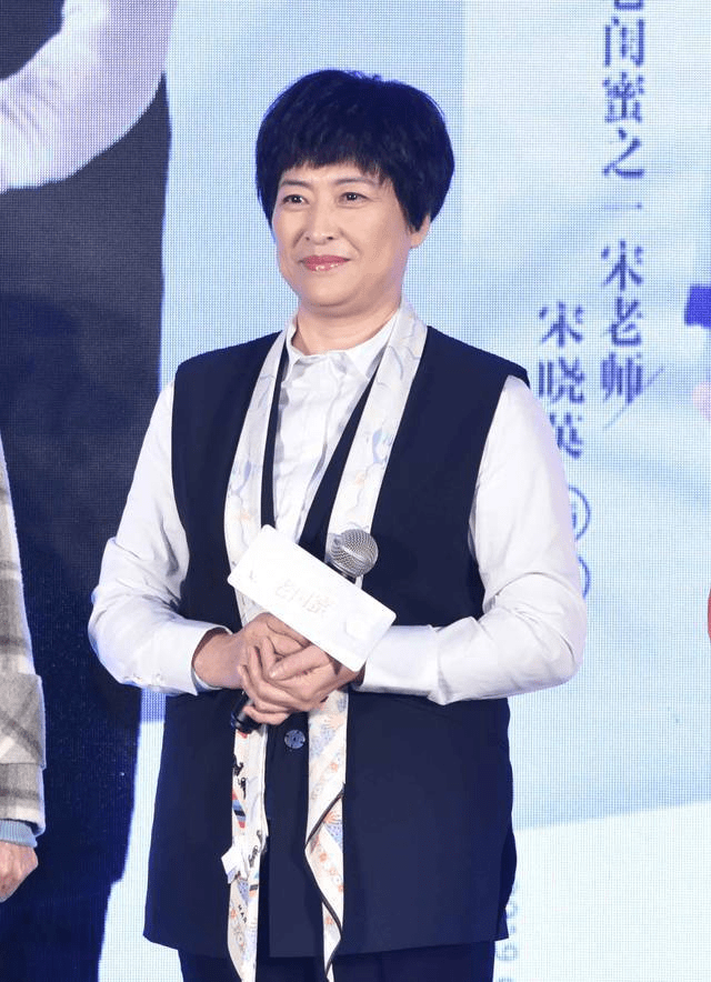 黑色|潘虹许娣五姐妹真是大妈典范,穿妈妈装配丝巾拍照,不俗反而优雅