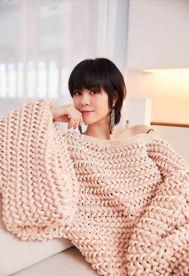 条纹|郁可唯人到中年,短发搭配毛衣意外减龄又时髦!