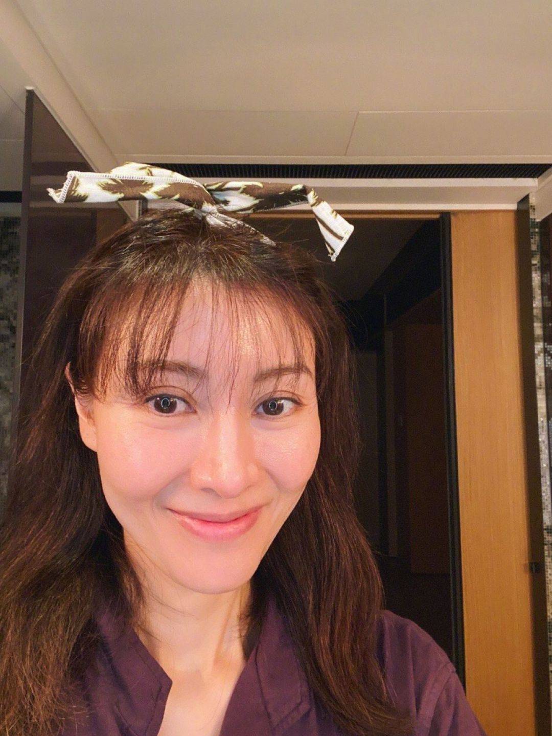 样子|李嘉欣老了回归简单？休闲裤搭配围巾颈纹都盖不住，也敢现身了