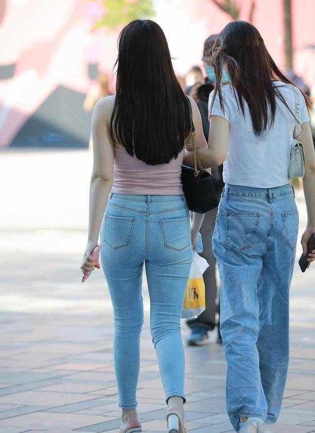 颜色|宽松短袖T恤搭配灰色紧身打底裤,微胖女孩的夏季首选