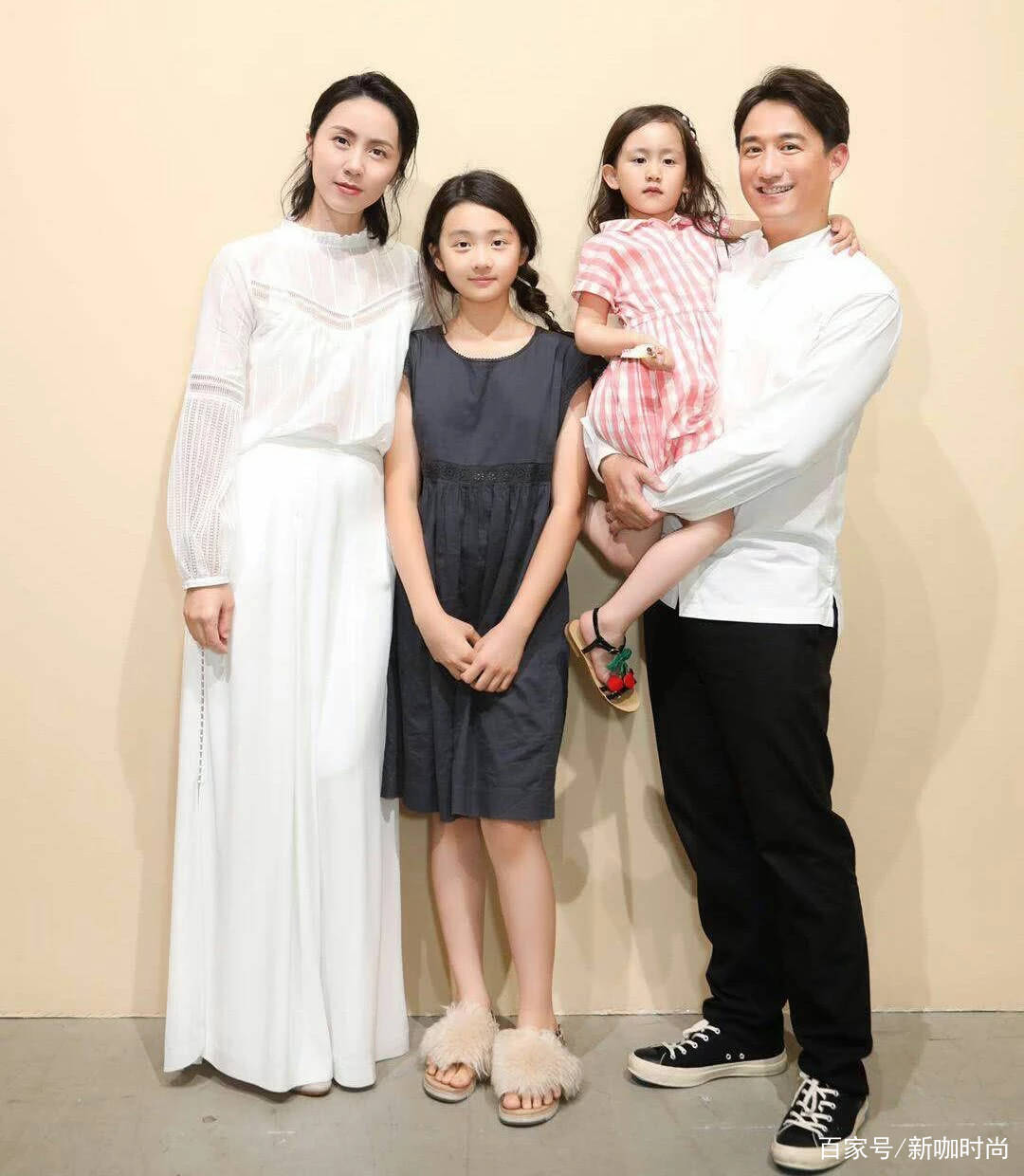 小姑娘|黄磊13岁女儿“放飞自我”，黄帽子搭白羽绒服，戴副眼镜气质飙升