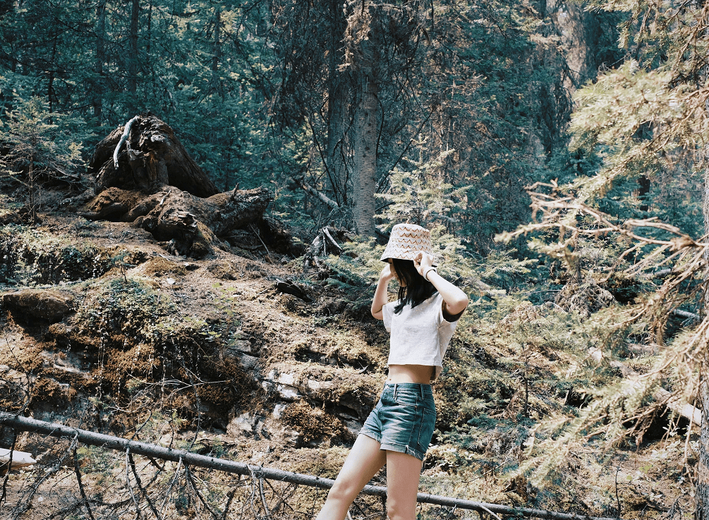 陈赫|陈赫前妻不愧是模特,短上衣配牛仔裤就穿成风景,远看还似小姑娘