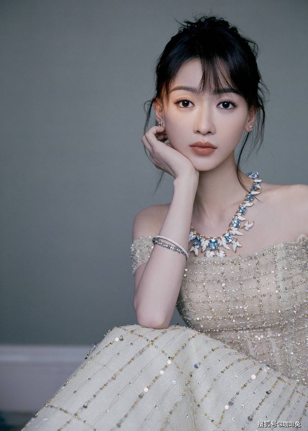 侵权|纸片人吴谨言,这也太瘦了吧,v领毛衣穿成溜肩毛衣要掉了吧