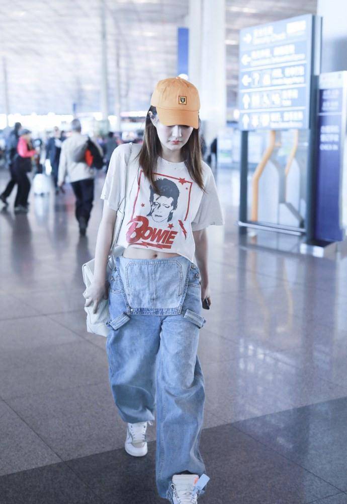 造型|路人镜头下的徐璐太瘦了，穿紧身牛仔裤还有褶，这身材我酸了