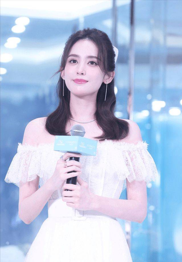 颜色|小白裙真强大，古力娜扎穿上重返“18岁”，比“芭比娃娃嫩