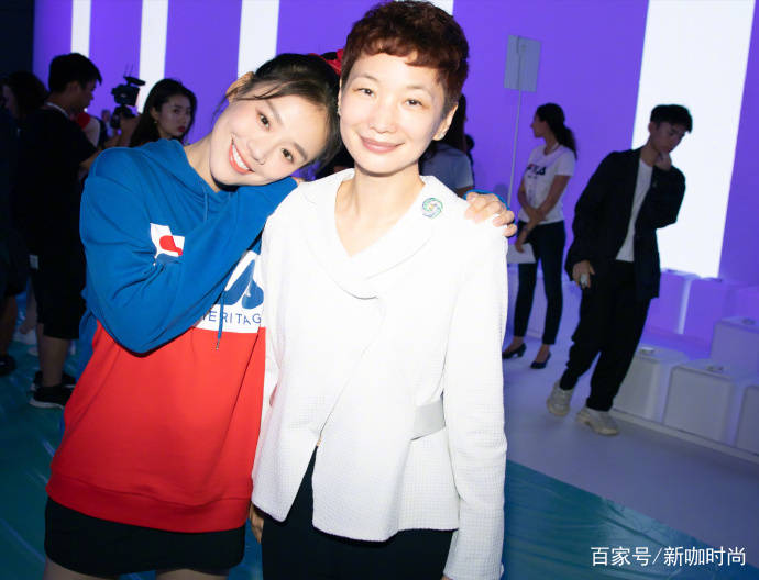 马思纯|马思纯瘦回来了！卫衣配短裤尽显青夏气息，这才是少女的正确打扮