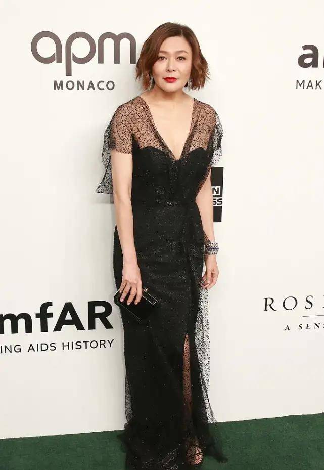 关之琳|路人镜头下的“关之琳”，宽松T配紧身裤，修长美腿不输小姑娘