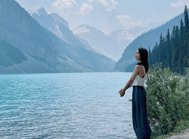 陈赫|陈赫前妻不愧是模特，短上衣配牛仔裤就穿成风景，远看还似小姑娘