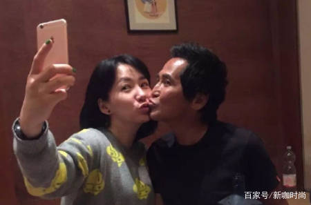 孙丽雅|齐秦小24岁娇妻气质佳，黑色紧身衣搭贝雷帽，简约中自带优雅风范