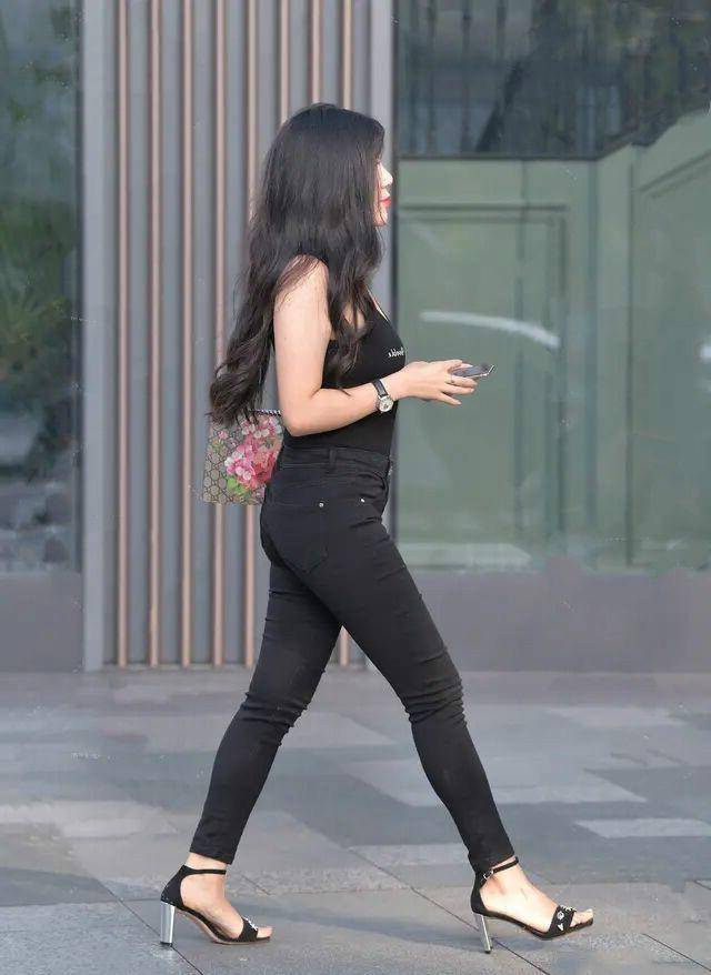 卫衣|黑色紧身打底裤搭配红色单肩包，全身是亮点，减龄效果好