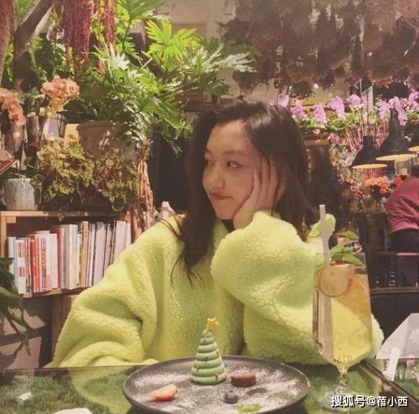 身材|王菲二女儿李嫣才15岁，就玩“下衣失踪”秀出大长腿，起点真高啊