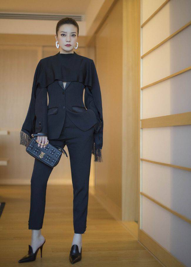 黑色|赵薇卫衣时尚穿搭,真是太减龄了