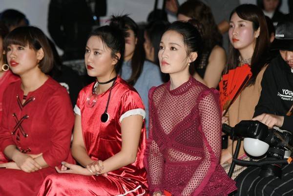 舞台|李沁穿渔网裙台上台下反差大，舞台上嫩如少女，舞台下老如大妈