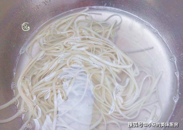 面汤|煮面条不要水开后下锅了,掌握这个技巧,面条爽滑又筋道