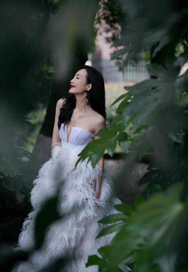 设计|王鸥穿礼裙有女人味,白色“豁口”抹胸勾勒成熟曲线,御姐范十足