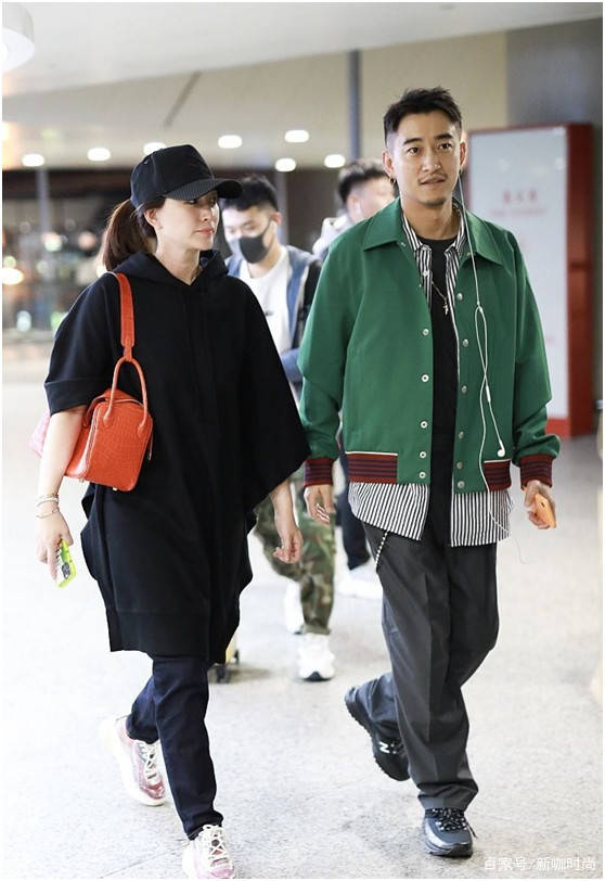 样式|43岁李小冉亮相，穿着低调身形似少女，却被潮男助理抢尽风头