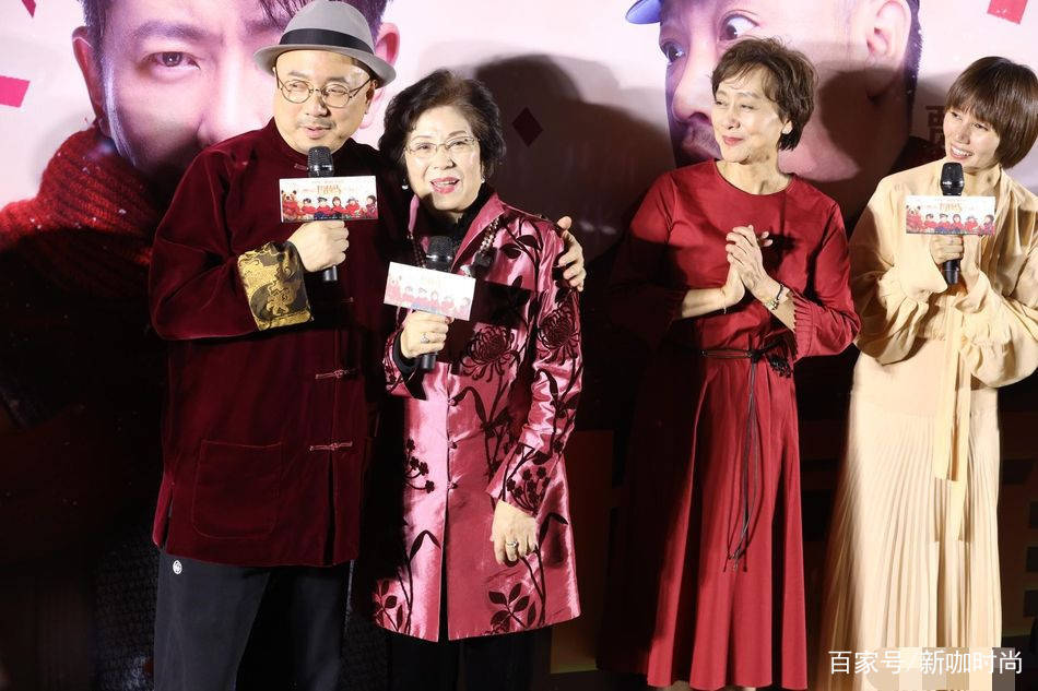 欧风型|徐峥妈妈罕见亮相为儿子助阵，一袭红装气场满满，比儿子还显年轻