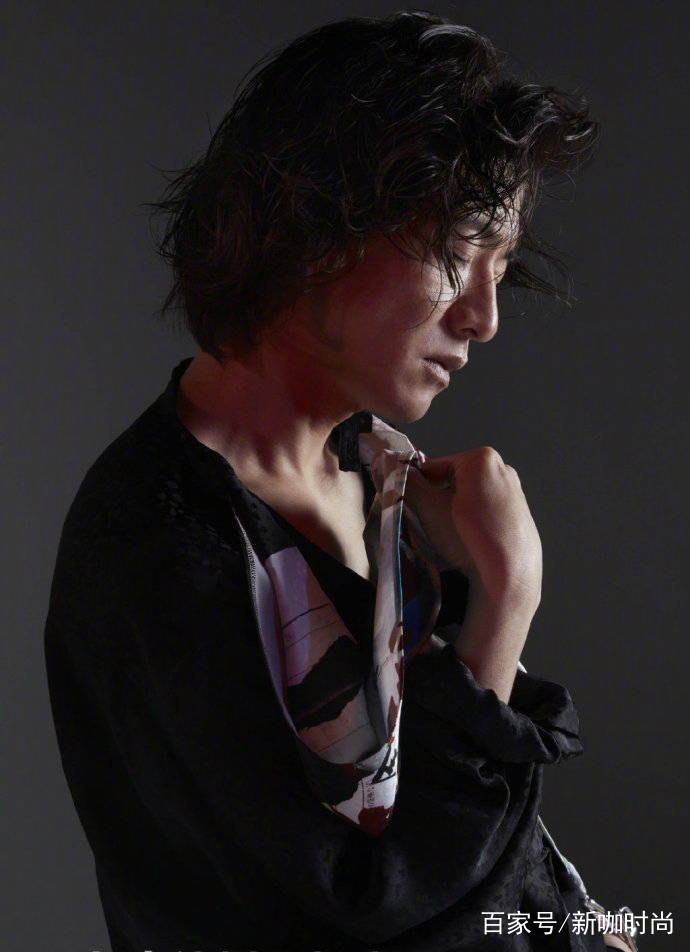 黑色|长了一张“杂志脸”的木村拓哉，皮衣搭皮裤，凹出“不老男神”范