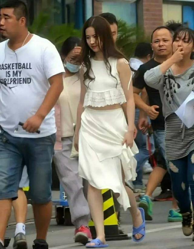 色彩|刘亦菲才是氛围感美女吧，简易打扮藏不住的浓郁仙气，没谁了