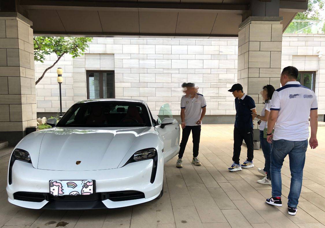 张艺谋的座驾车库里有3台保时捷都是白色总价超800万