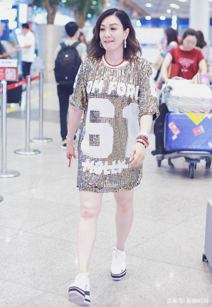 身材|钟丽缇又跑偏了？穿亮片宽松装，咬嘴撩发走淑女风，50岁真不服老