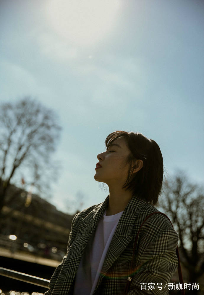 夏天|阚清子真是“美出国”了，穿格子西装亮相街头，与升温的夏日绝配