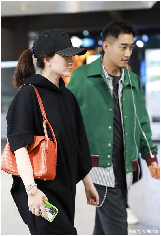 样式|43岁李小冉亮相，穿着低调身形似少女，却被潮男助理抢尽风头