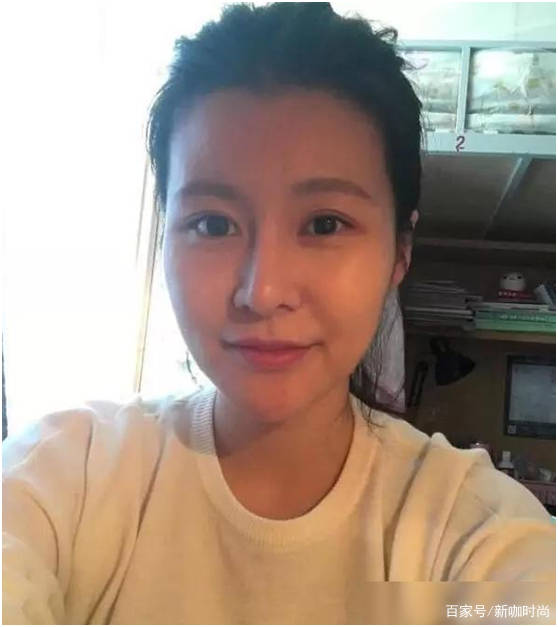 黄兆函|黄宏女儿长这样，穿一袭小黑裙气质优雅，窈窕身材挡不住