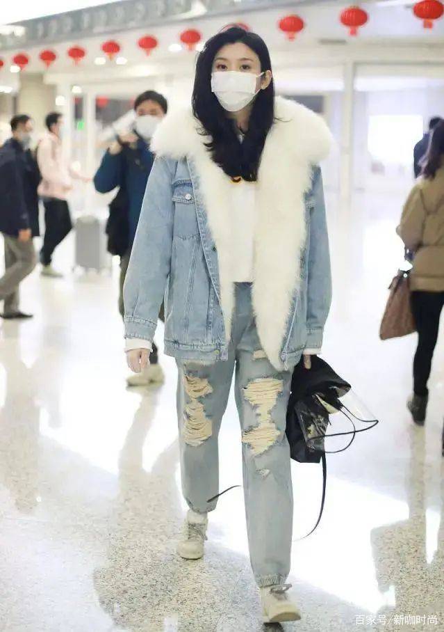 身材|阿Sa居然38岁了，穿牛仔外套配长款卫衣，身材凹凸有致似少女