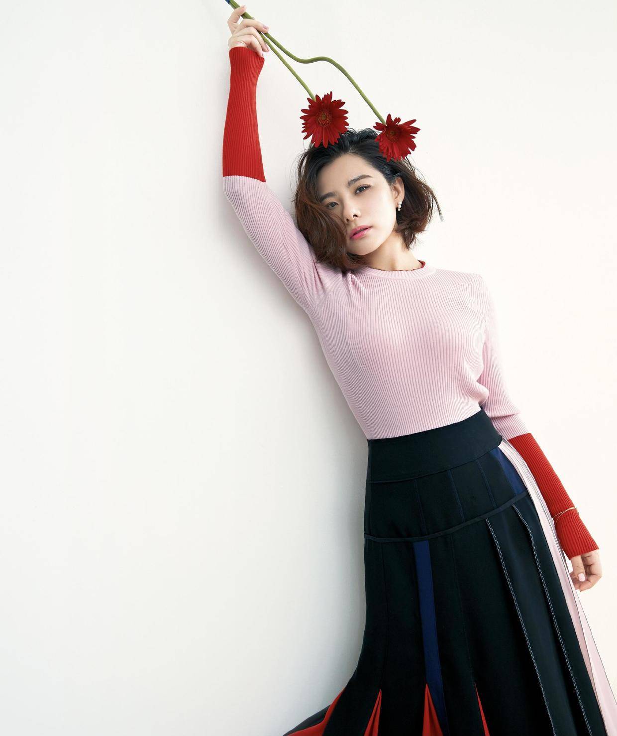 原创刘璇也是个"时髦精",穿粉色西装知性干练,利落潇洒又温柔