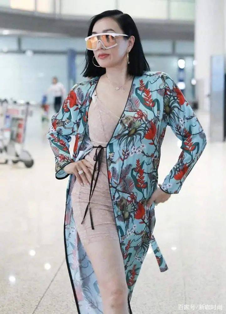 效果|钟丽缇终于扮嫩成功，一字肩上衣搭休闲阔腿裤，“少女感”满分