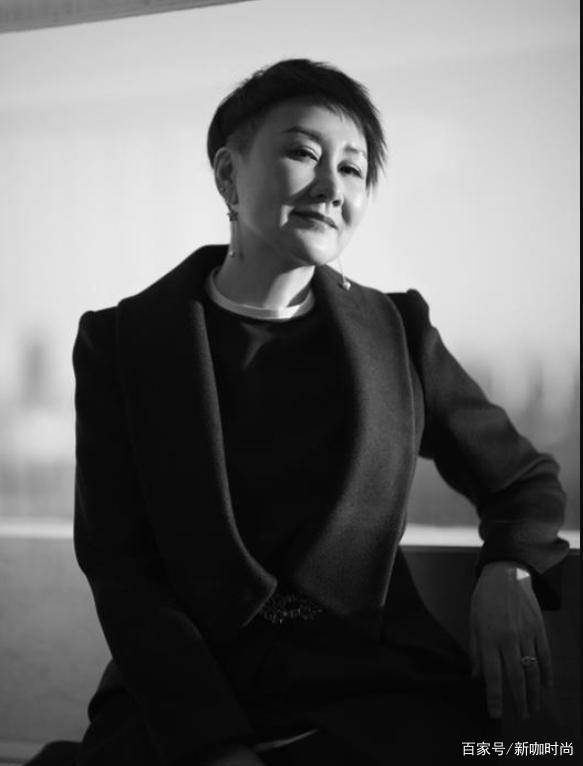凯丽|张凯丽真显“嫩”，58岁了皮裤搭风衣，和年轻时一样有魅力
