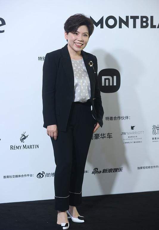 整体|“乒乓女王”邓亚萍罕走机场,155身高走出冠军范,剪超短发太帅
