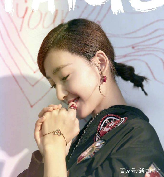 女神|王丽坤真会穿，“小雏菊”风衣优雅大方，“波波头”发型更是减龄