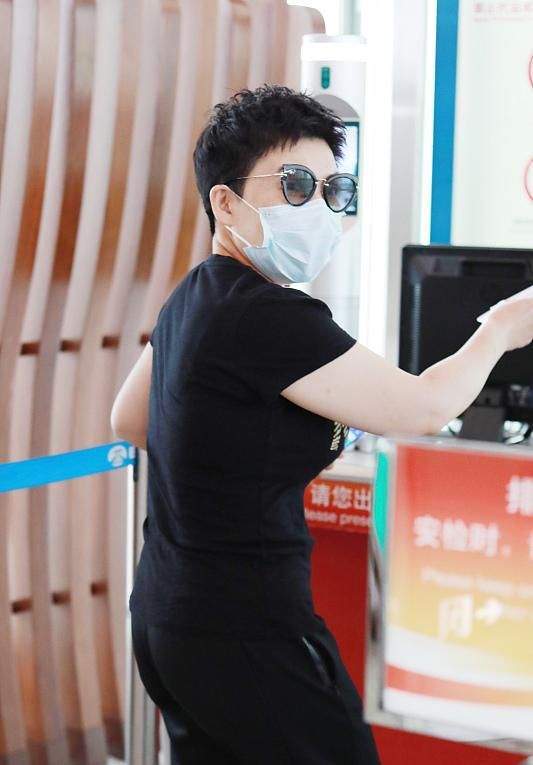 整体|“乒乓女王”邓亚萍罕走机场,155身高走出冠军范,剪超短发太帅