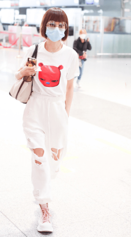 一身|鲁豫这纸片身材随便穿穿就很时尚，卡通T恤都能穿出高级感，服了